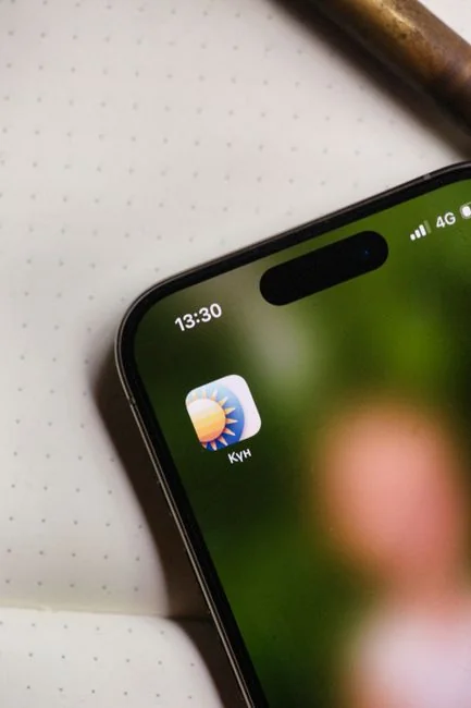 Écran d'ordinateur portable affichant le site Pexels, parfait pour les besoins en photos de stock.